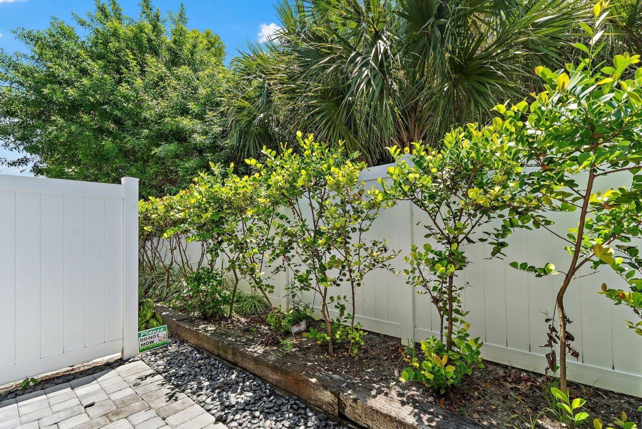 5611 Enclave Drive, Mangonia Park, FL 33407 Photo