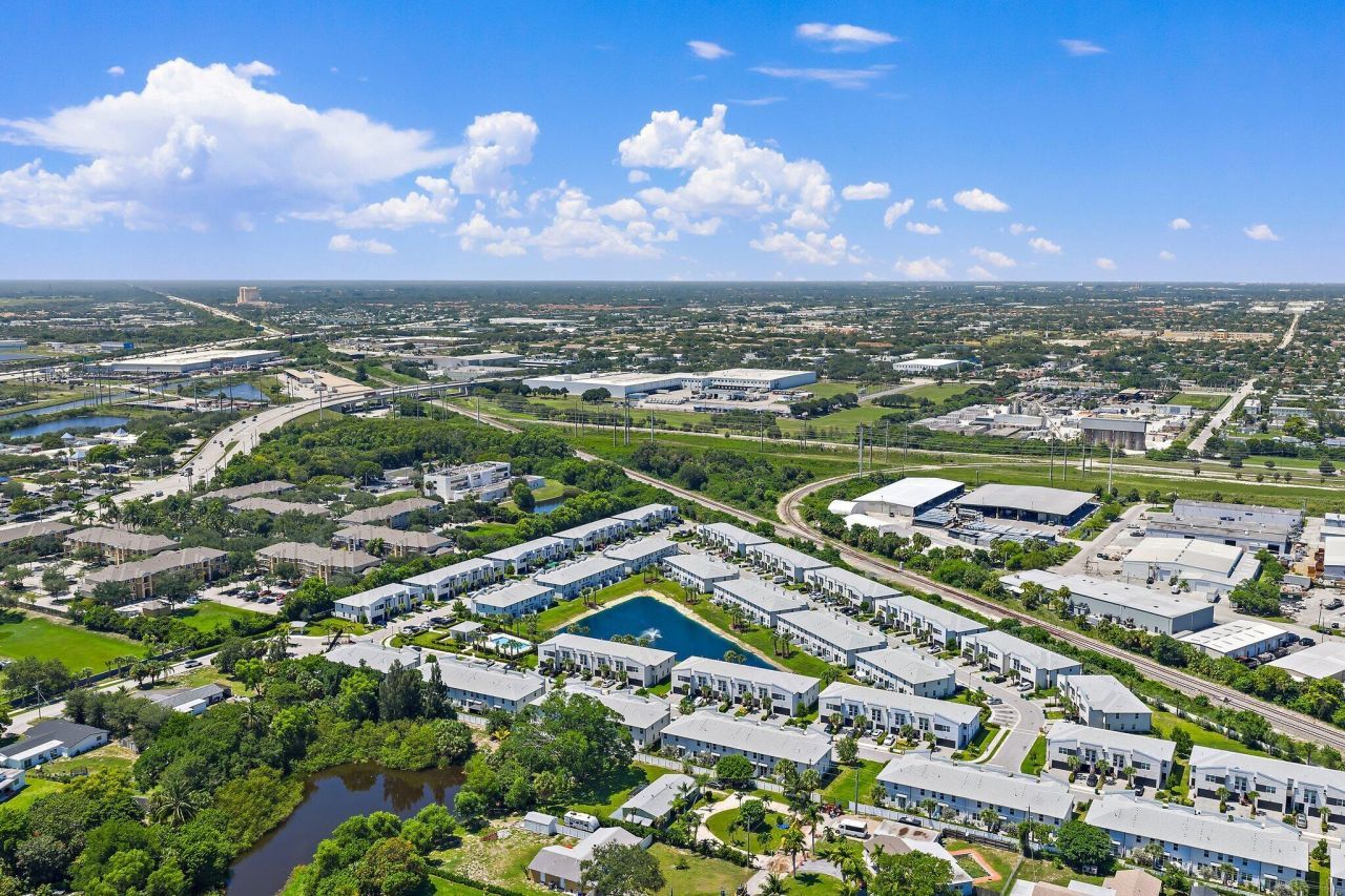 5611 Enclave Drive, Mangonia Park, FL 33407 Photo