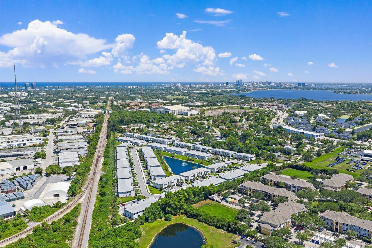 5611 Enclave Drive, Mangonia Park, FL 33407 Photo