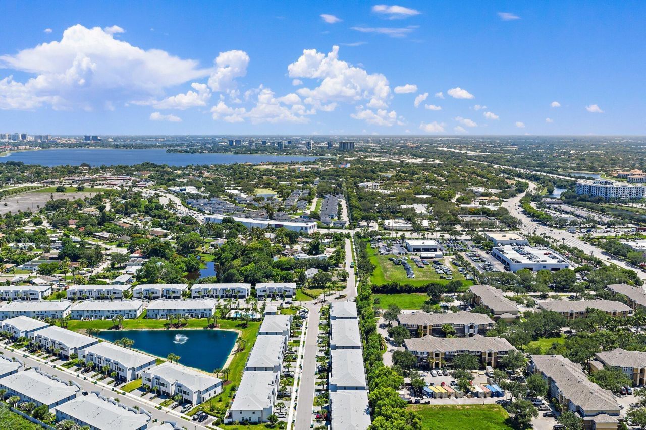 5611 Enclave Drive, Mangonia Park, FL 33407 Photo