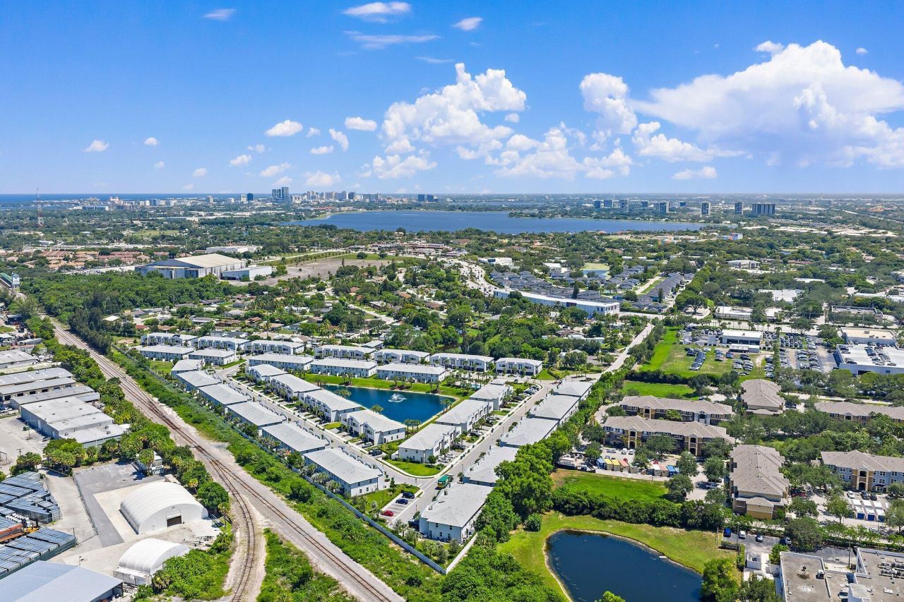 5611 Enclave Drive, Mangonia Park, FL 33407 Photo