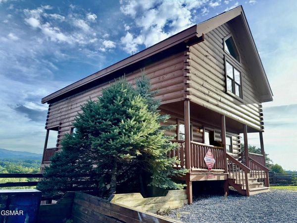 1079 Towering Oaks Drive, Sevierville, TN 37876