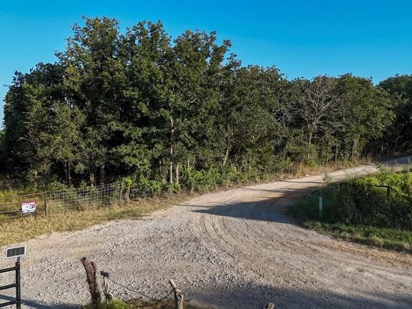 1957 Prairie Grove Road, Valley View, TX 76272