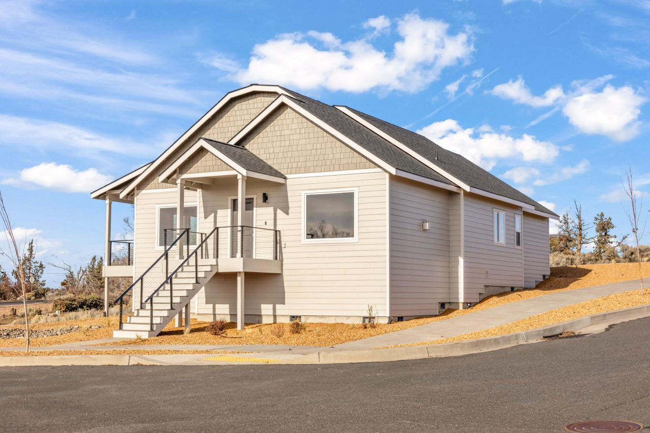 1050 SE Clover Lane, Madras, OR 97741 Main Photo