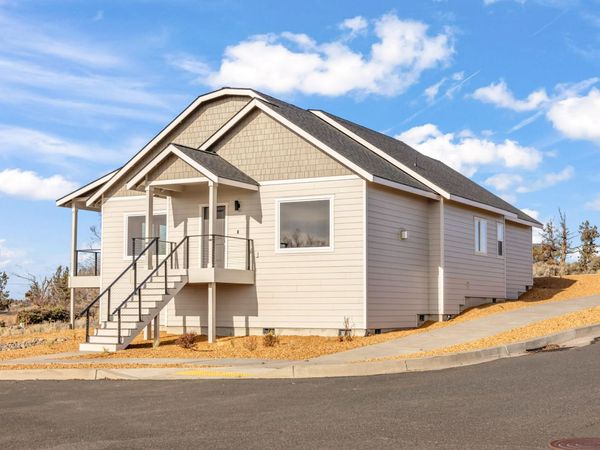 1050 SE Clover Lane, Madras, OR 97741