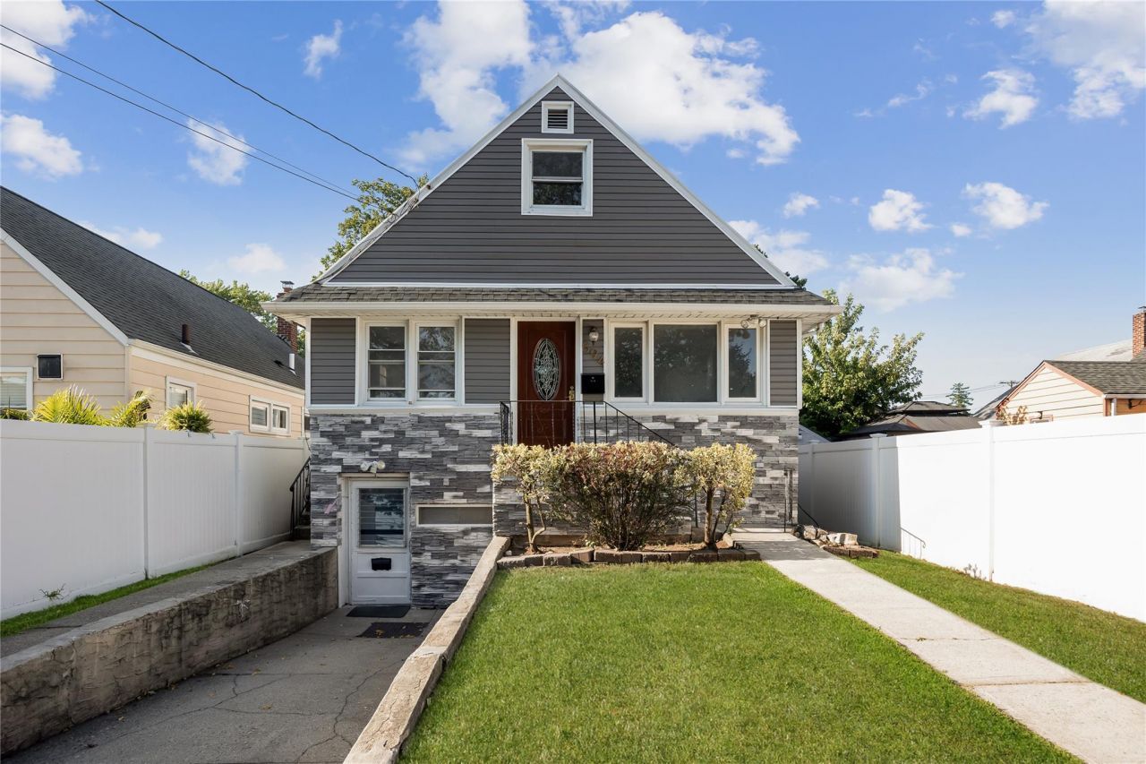 594 Fenworth Boulevard, Franklin Square, NY 11010 Main Photo