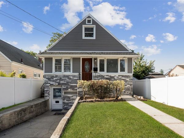 594 Fenworth Boulevard, Franklin Square, NY 11010