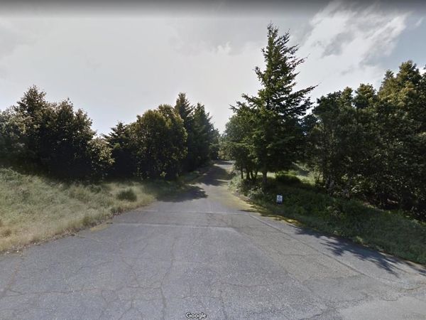 25 Seneca ct, Whitethorn, CA 95589