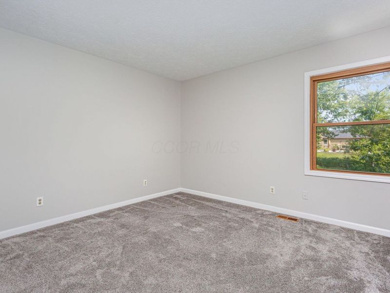 1855 E Choctaw Drive, London, OH 43140 Photo 10