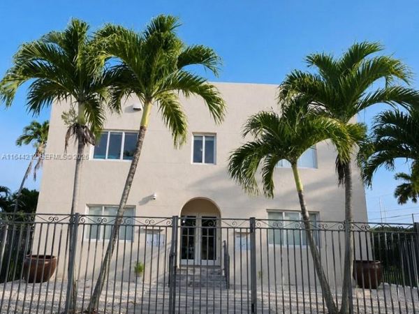 2500 NE 192nd St, Miami, FL 33180