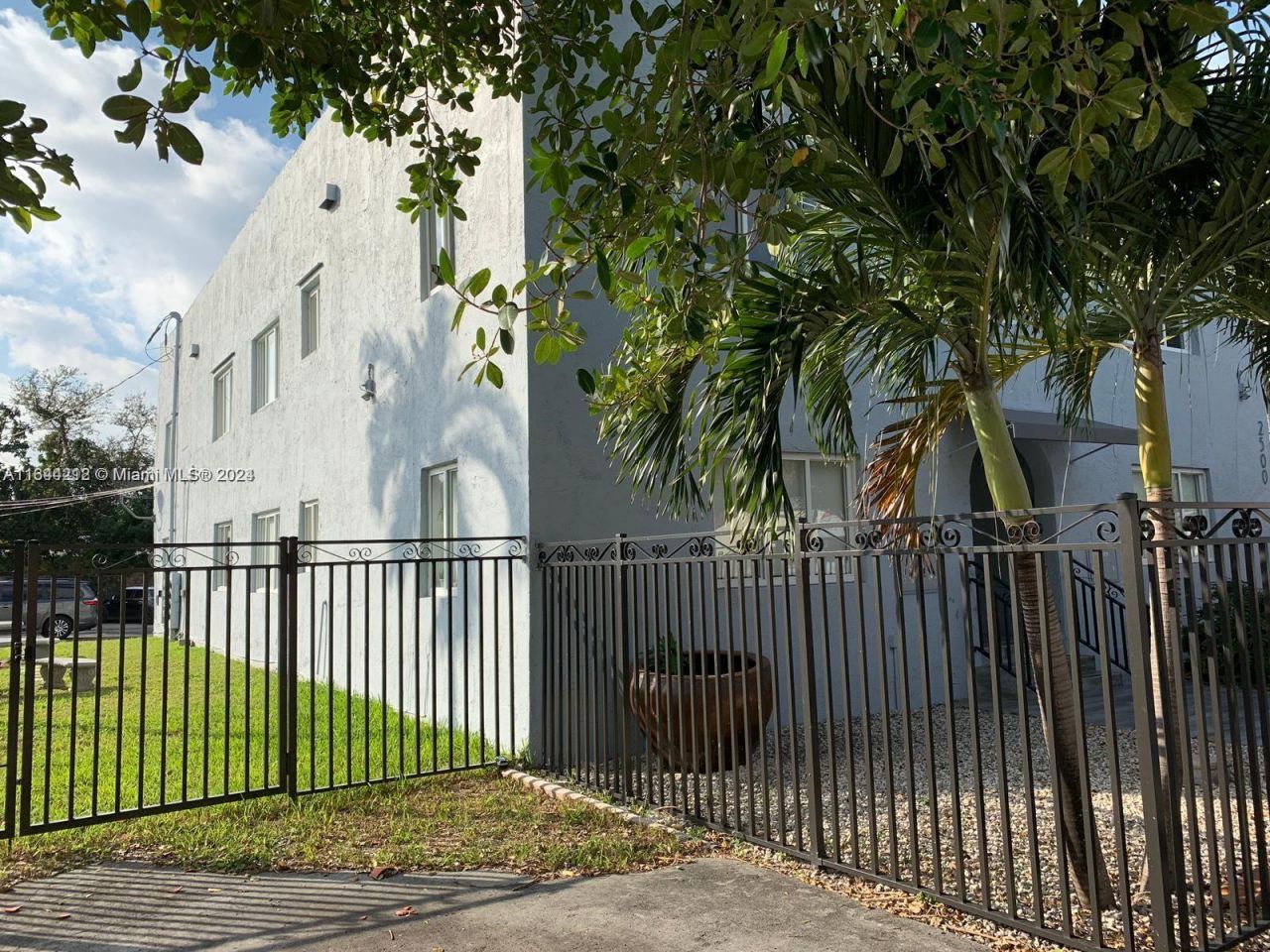 2500 NE 192nd St, Miami, FL 33180 Photo