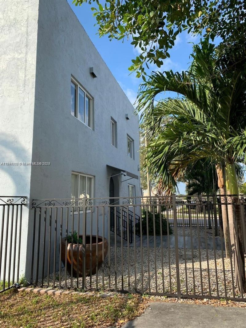 2500 NE 192nd St, Miami, FL 33180 Photo