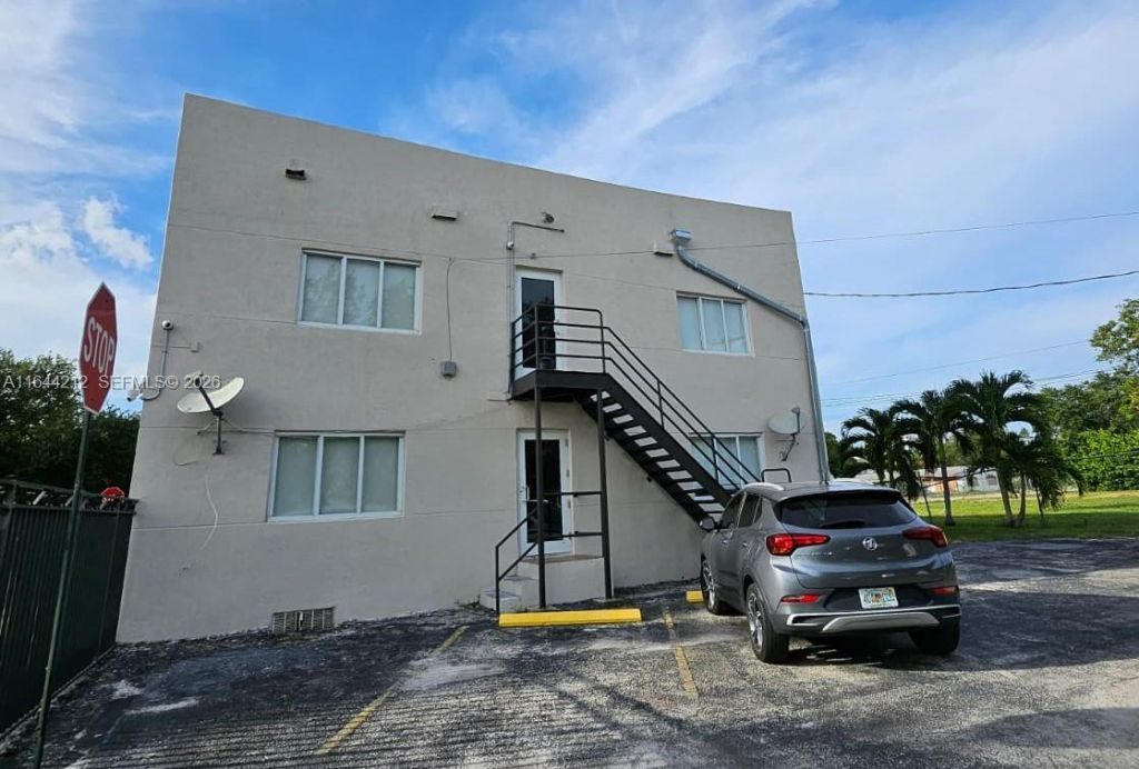 2500 NE 192nd St, Miami, FL 33180 Photo