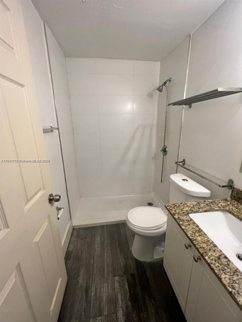 2500 NE 192nd St, Miami, FL 33180 Photo