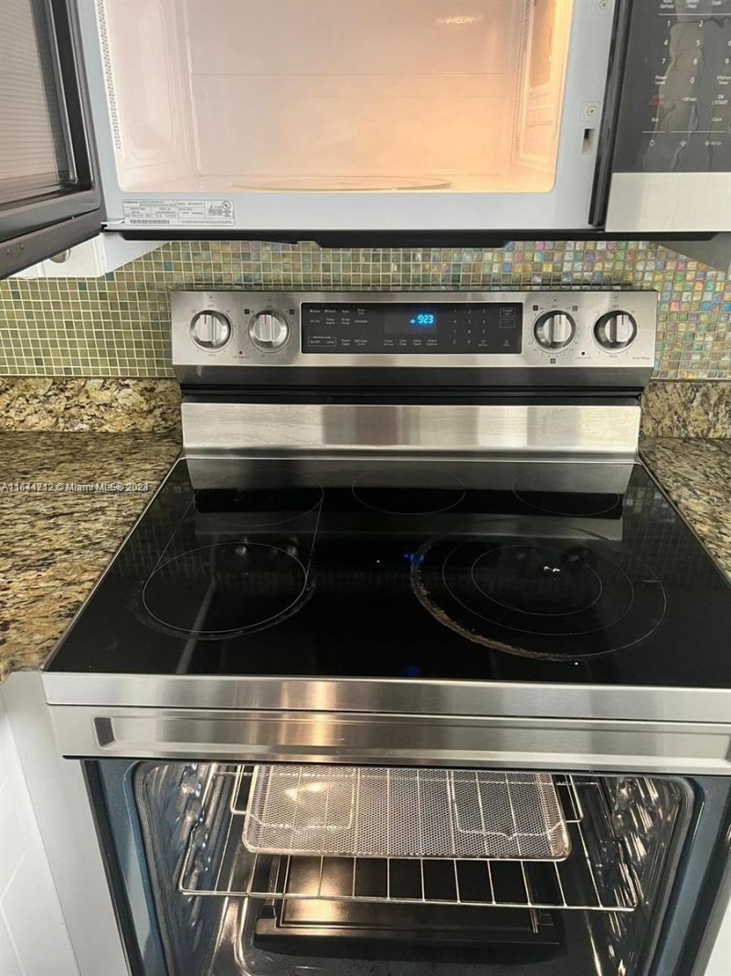 2500 NE 192nd St, Miami, FL 33180 Photo