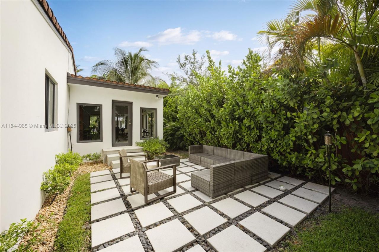 1080 NE 86th, Miami, FL 33138 Photo