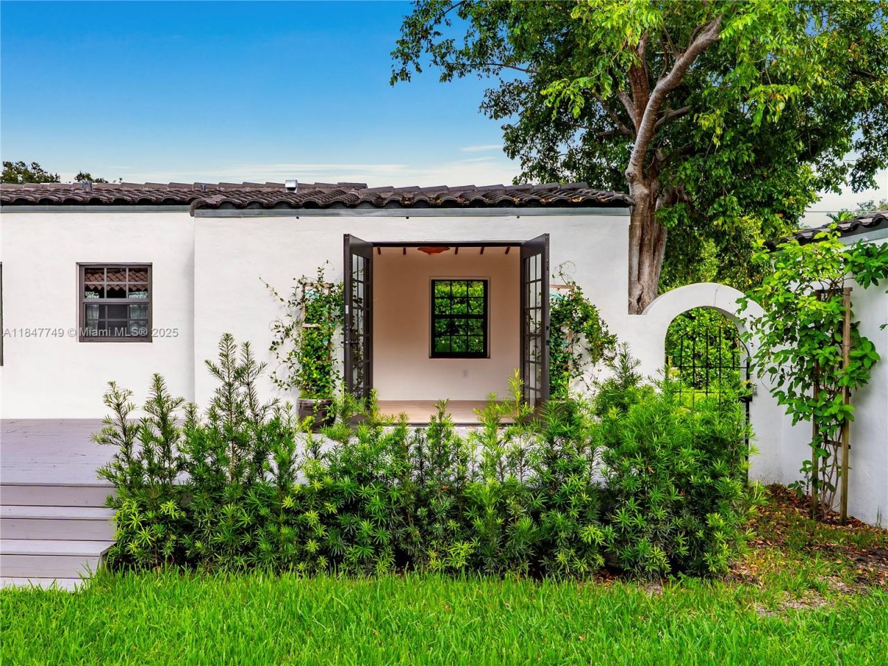 690 NE 118th St, Biscayne Park, FL 33161 Photo