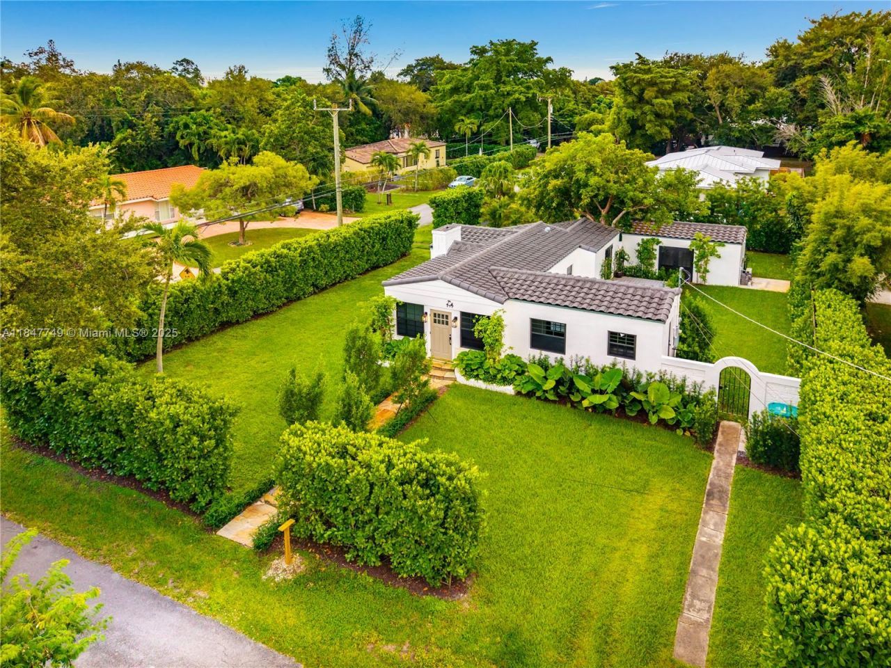 690 NE 118th St, Biscayne Park, FL 33161 Photo