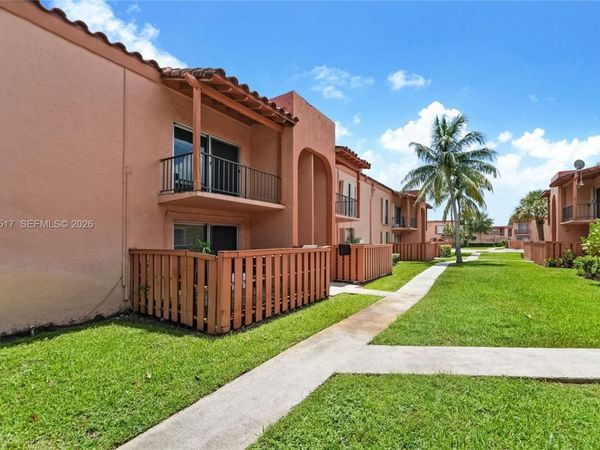 7160 Fairway Dr, Unit J16, Miami Lakes, FL 33014