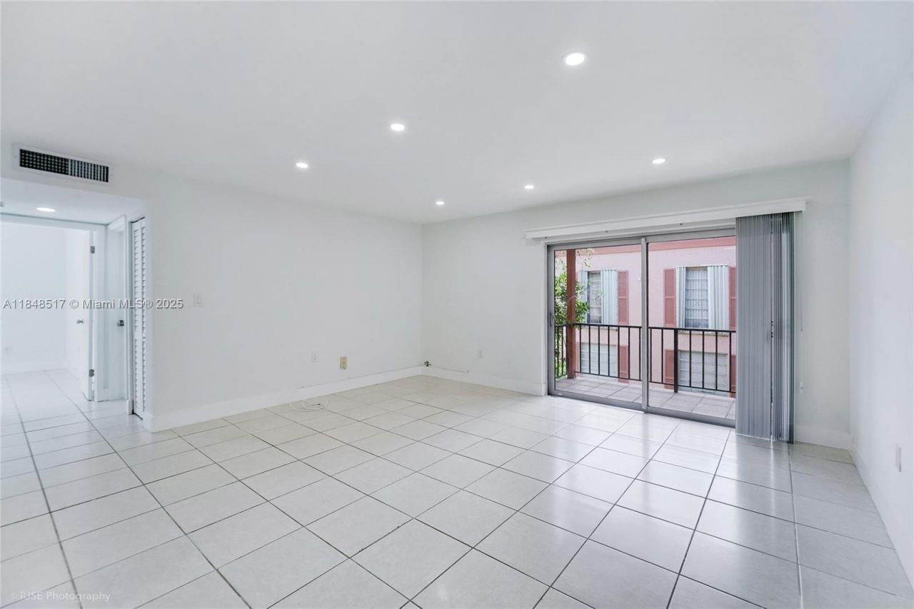 7160 Fairway Dr, Unit J16, Miami Lakes, FL 33014 Photo