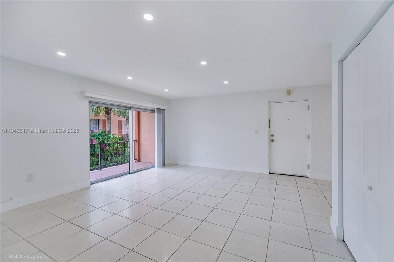 7160 Fairway Dr, Unit J16, Miami Lakes, FL 33014 Photo