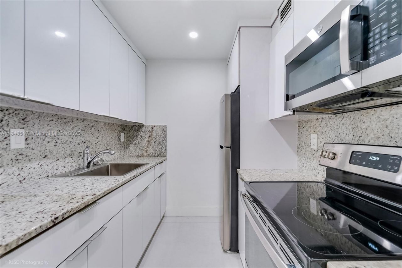 7160 Fairway Dr, Unit J16, Miami Lakes, FL 33014 Photo