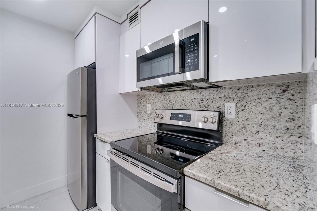 7160 Fairway Dr, Unit J16, Miami Lakes, FL 33014 Photo