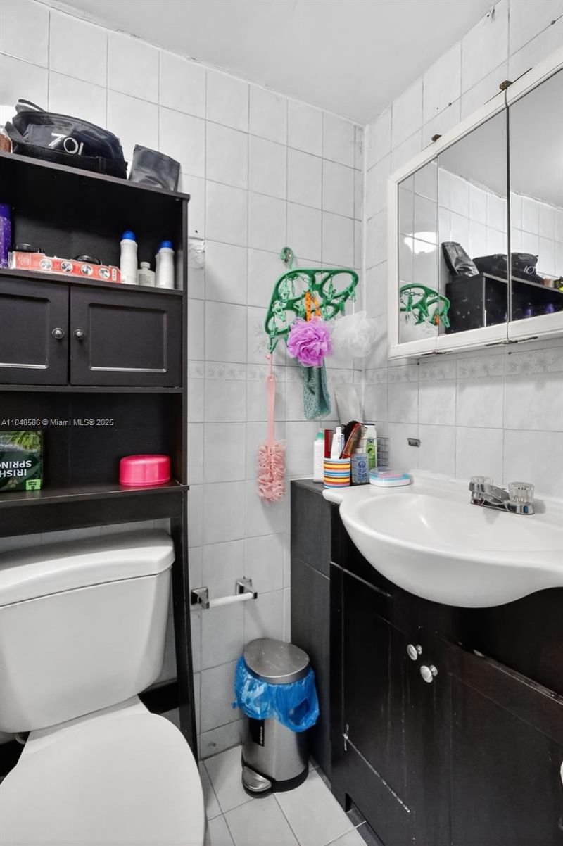 3581 W 2nd Ave, Hialeah, FL 33012 Photo