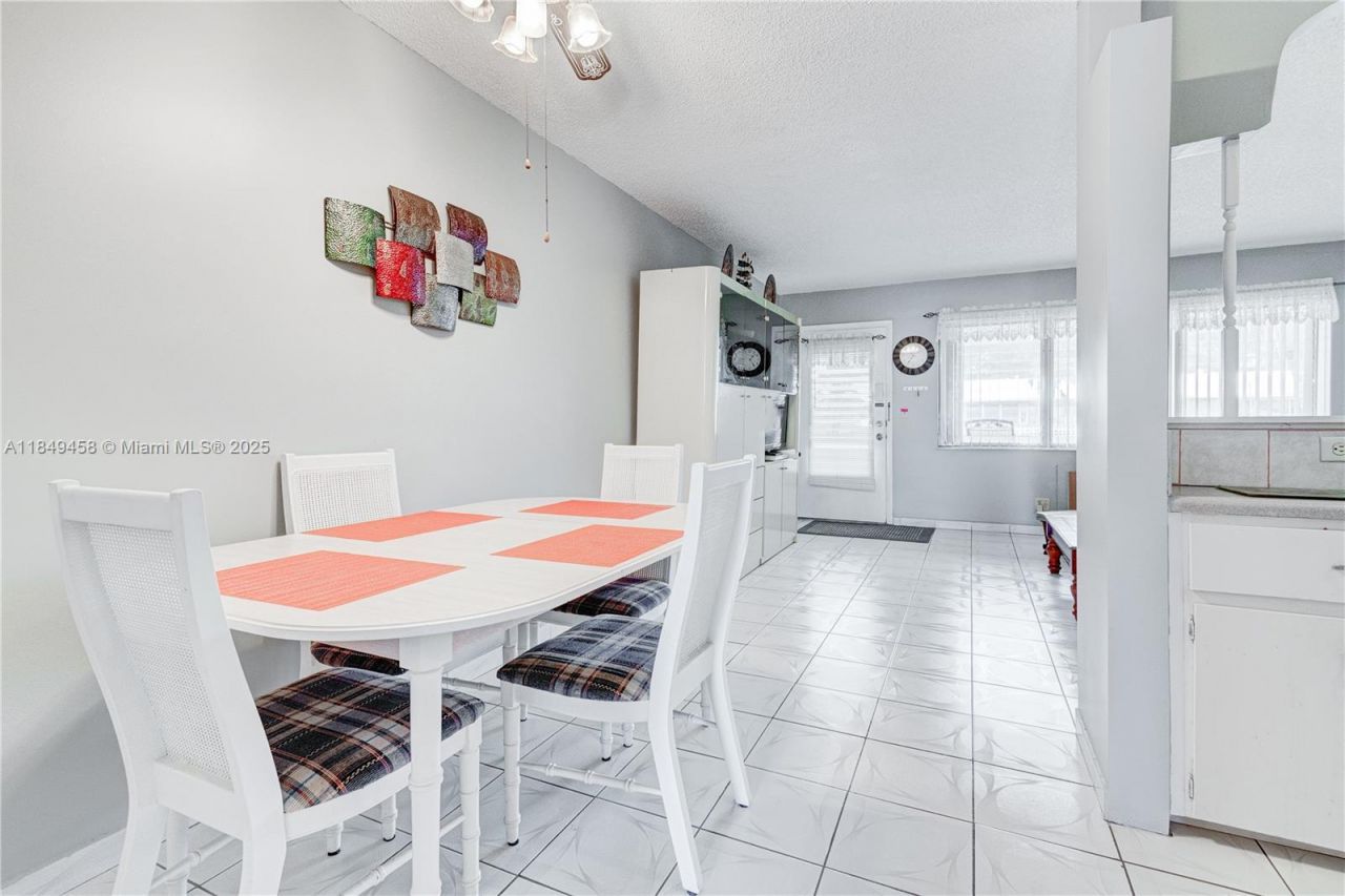 800 SW 10th Ter, Unit 20T, Hallandale Beach, FL 33009 Photo