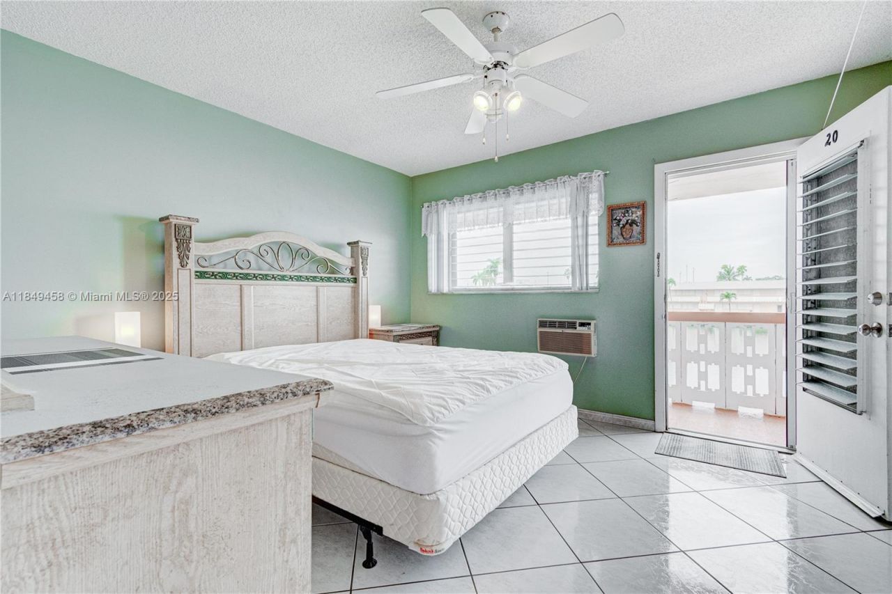 800 SW 10th Ter, Unit 20T, Hallandale Beach, FL 33009 Photo