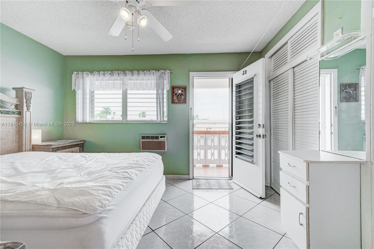 800 SW 10th Ter, Unit 20T, Hallandale Beach, FL 33009 Photo