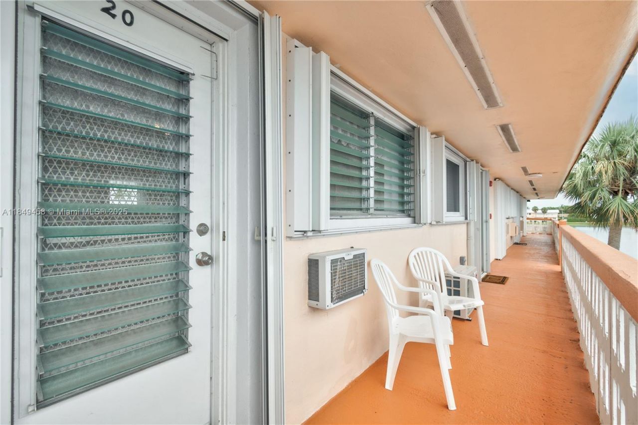 800 SW 10th Ter, Unit 20T, Hallandale Beach, FL 33009 Photo