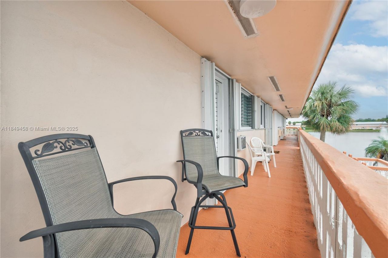 800 SW 10th Ter, Unit 20T, Hallandale Beach, FL 33009 Photo