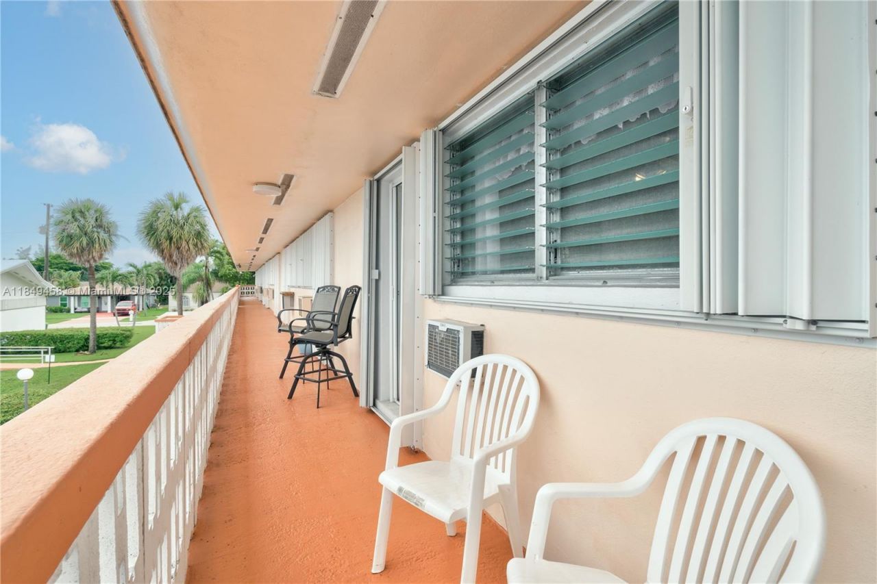800 SW 10th Ter, Unit 20T, Hallandale Beach, FL 33009 Photo
