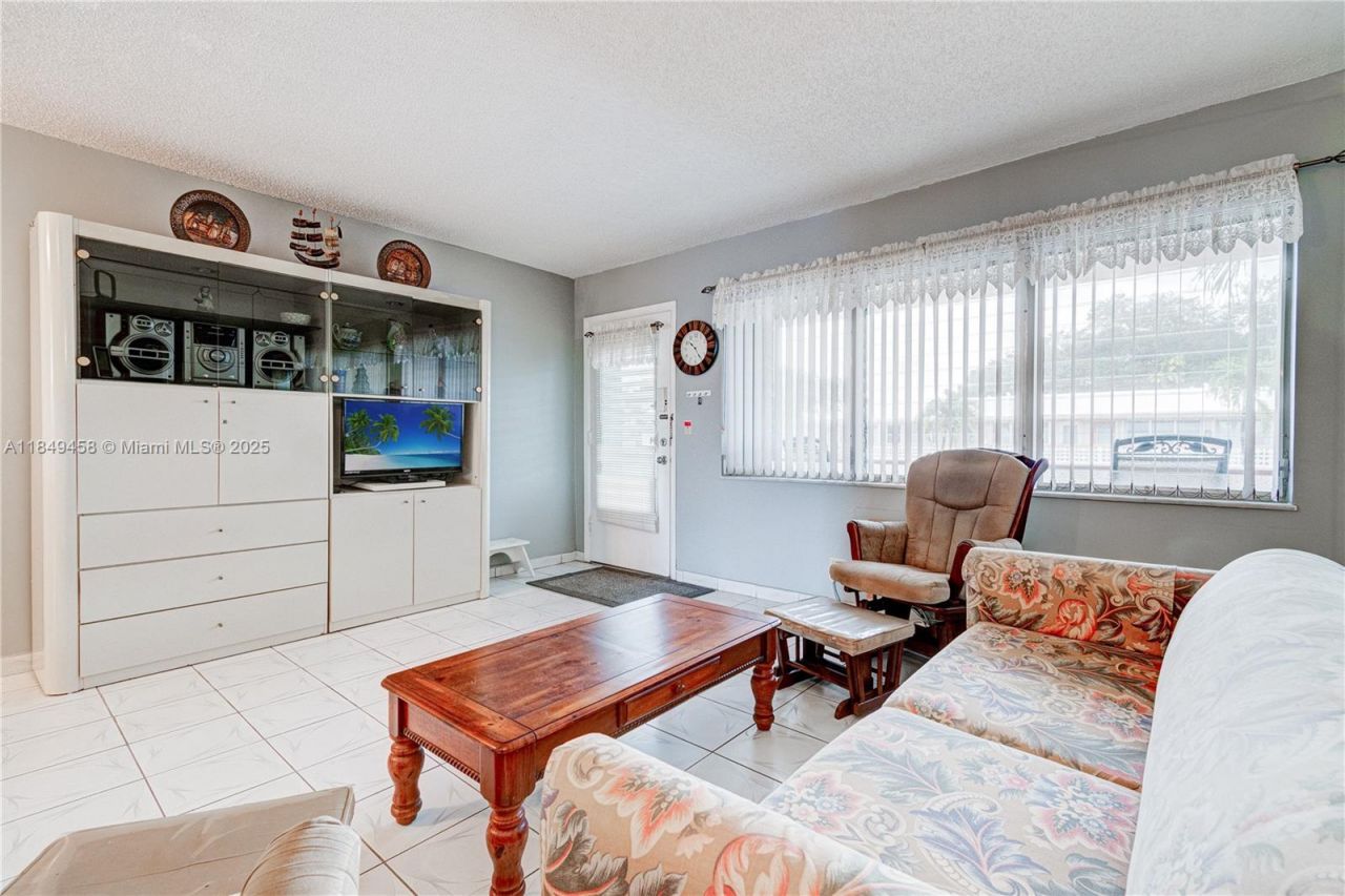 800 SW 10th Ter, Unit 20T, Hallandale Beach, FL 33009 Photo