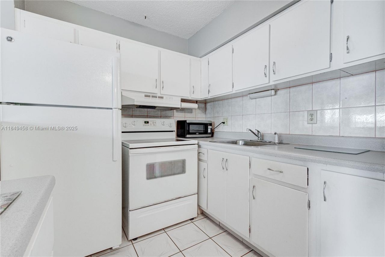 800 SW 10th Ter, Unit 20T, Hallandale Beach, FL 33009 Photo