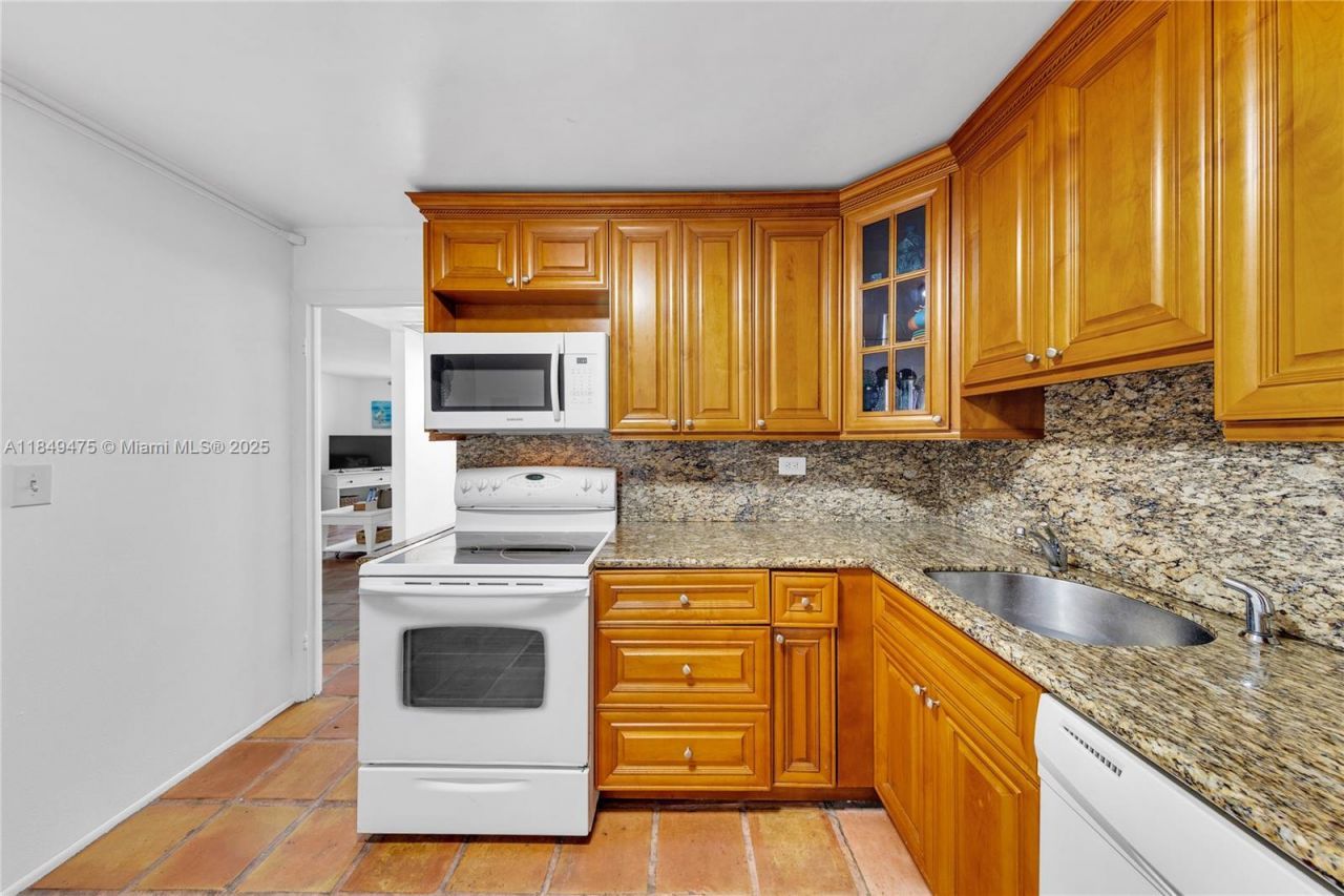 5555 Collins Ave, Unit 8U, Miami Beach, FL 33140 Photo