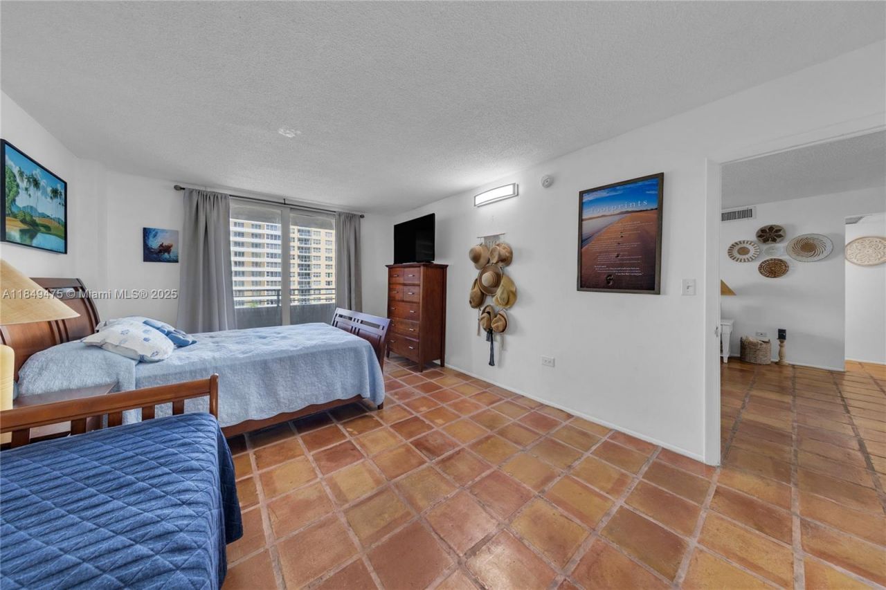 5555 Collins Ave, Unit 8U, Miami Beach, FL 33140 Photo