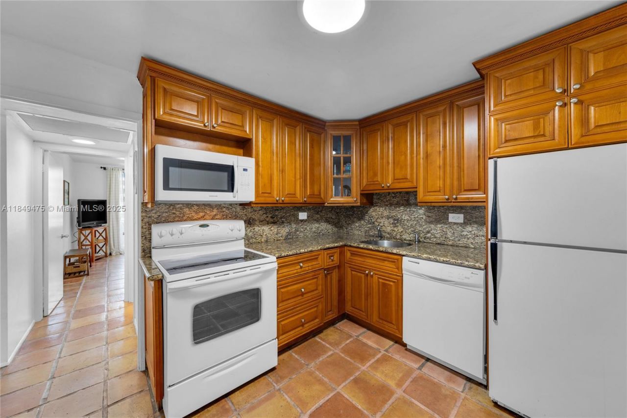 5555 Collins Ave, Unit 8U, Miami Beach, FL 33140 Photo