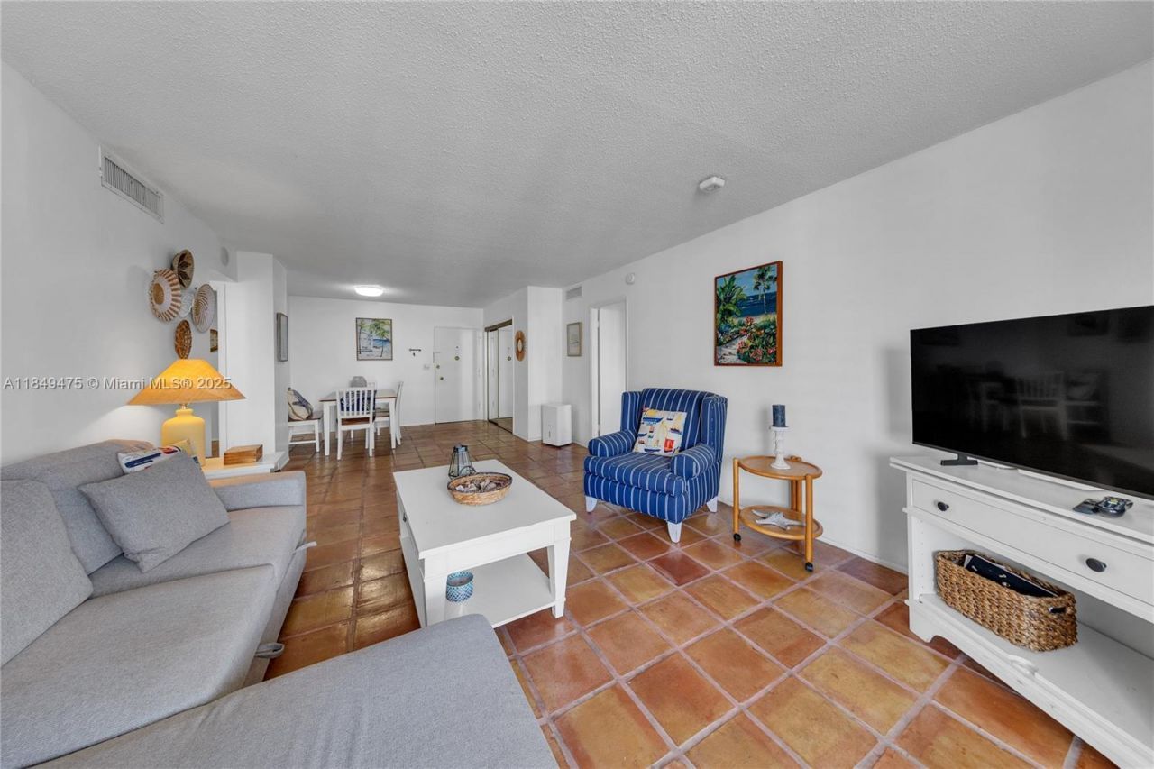 5555 Collins Ave, Unit 8U, Miami Beach, FL 33140 Photo
