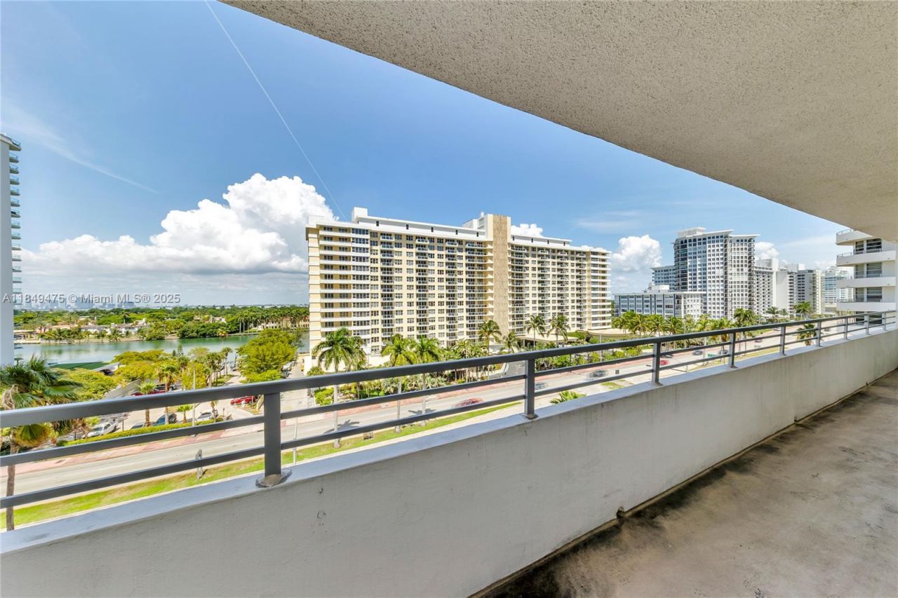 5555 Collins Ave, Unit 8U, Miami Beach, FL 33140 Photo