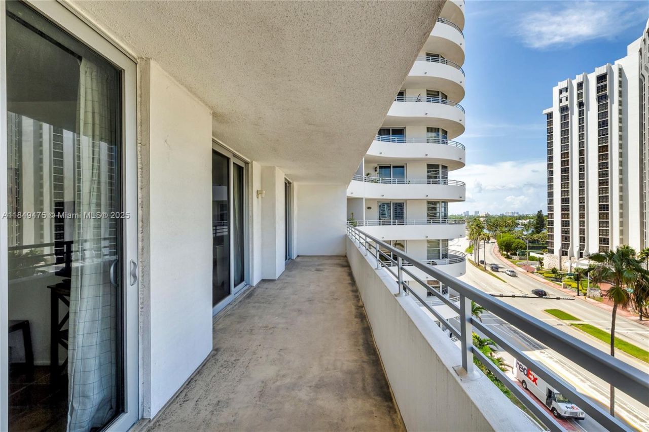 5555 Collins Ave, Unit 8U, Miami Beach, FL 33140 Photo