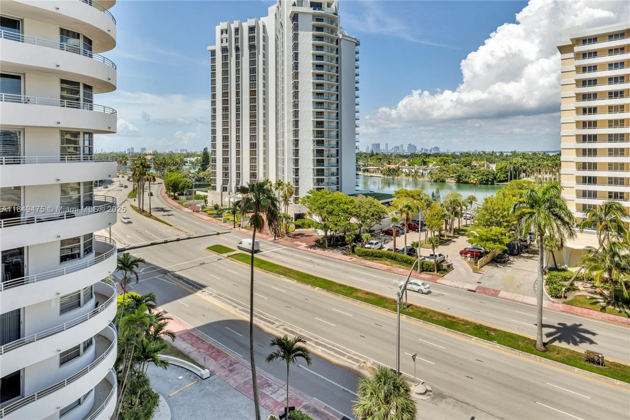 5555 Collins Ave, Unit 8U, Miami Beach, FL 33140 Photo