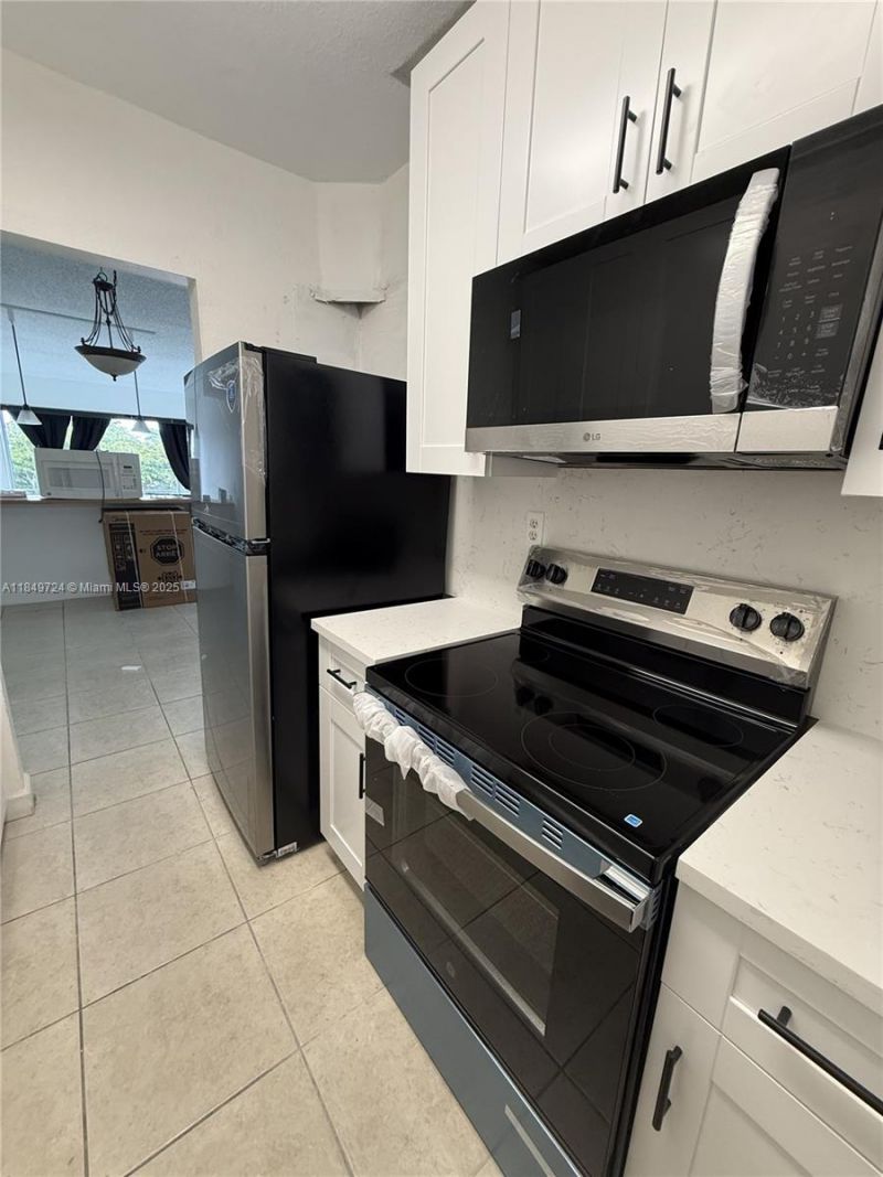 10900 SW 104th St, Unit 323, Miami, FL 33176 Photo