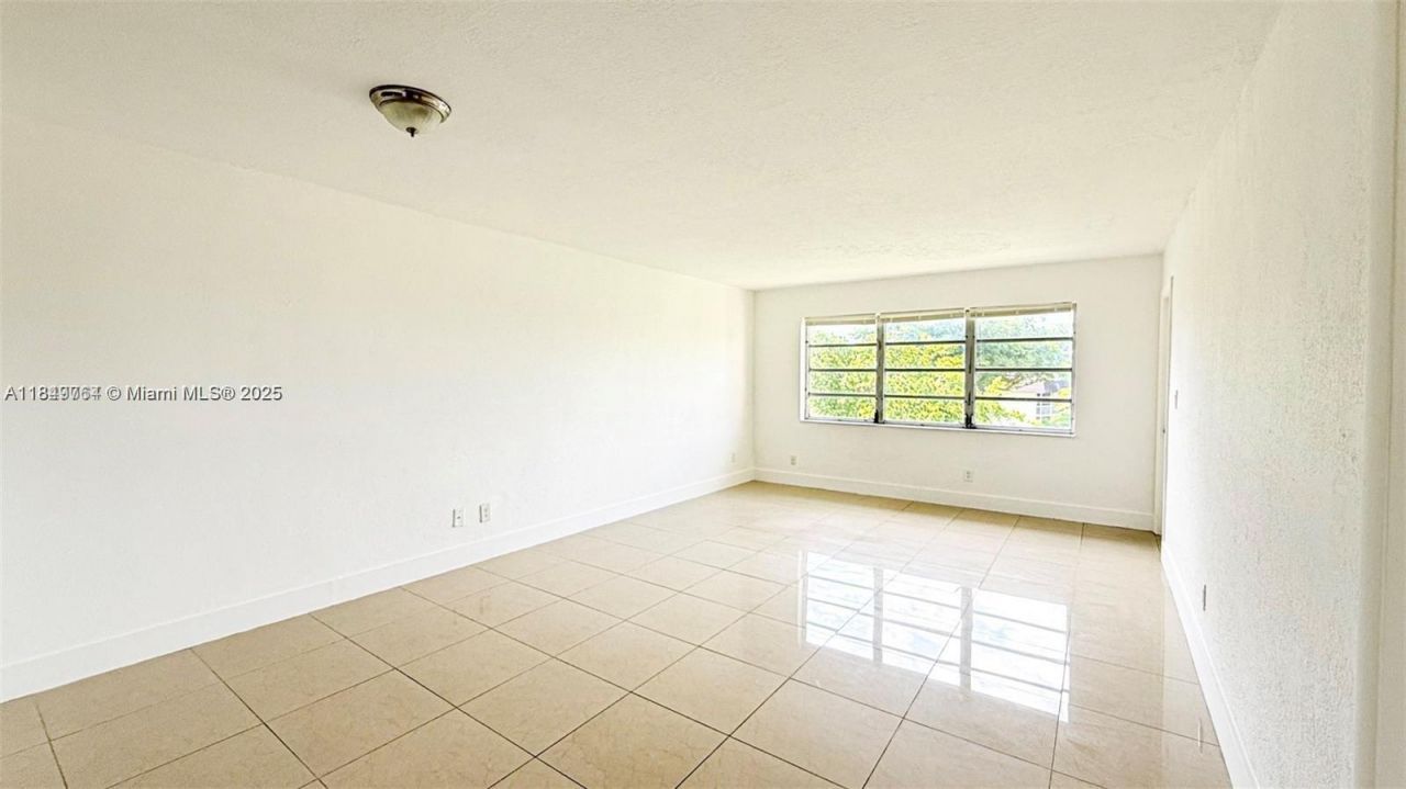 1450 NE 191st St, Unit 404, Miami, FL 33179 Photo