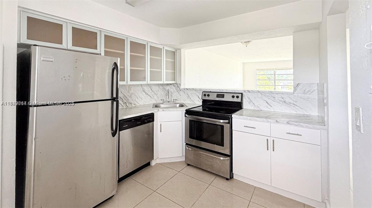 1450 NE 191st St, Unit 404, Miami, FL 33179 Photo