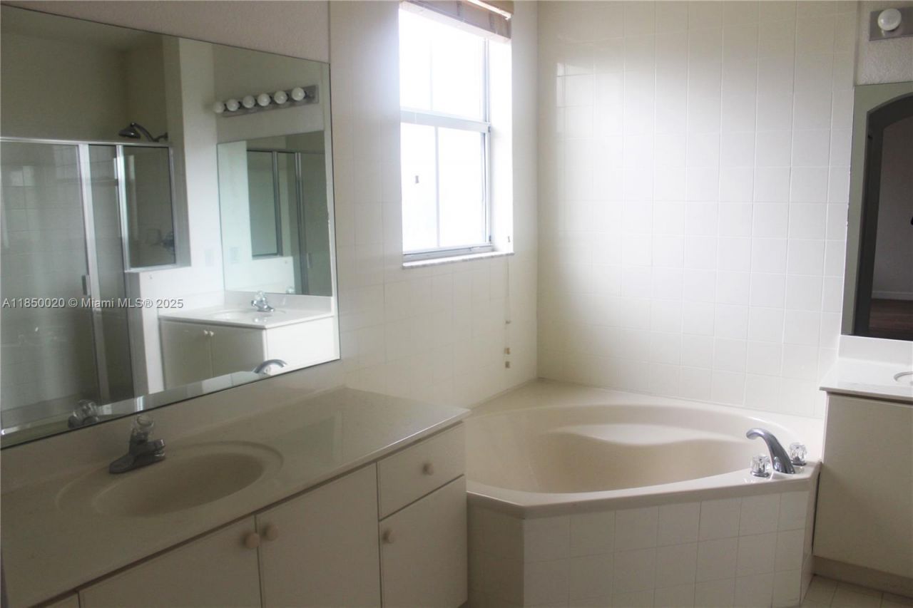 11375 NW 77th Ln, Doral, FL 33178 Photo