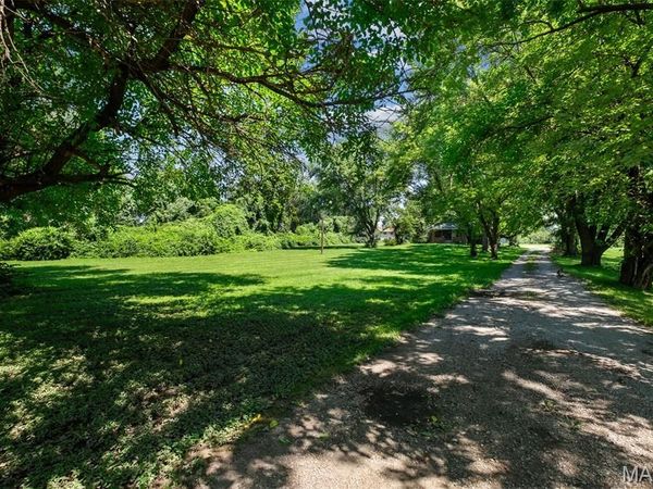 1625 Charbonier Road, Florissant, MO 63031