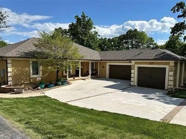 328 N Winnebago Drive, Lake Winnebago, MO 64034