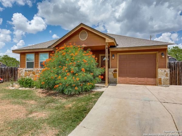 529 Indian Crossing, Jourdanton, TX 78026